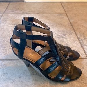 Nine West Size 9.5 Black low heeled sandal